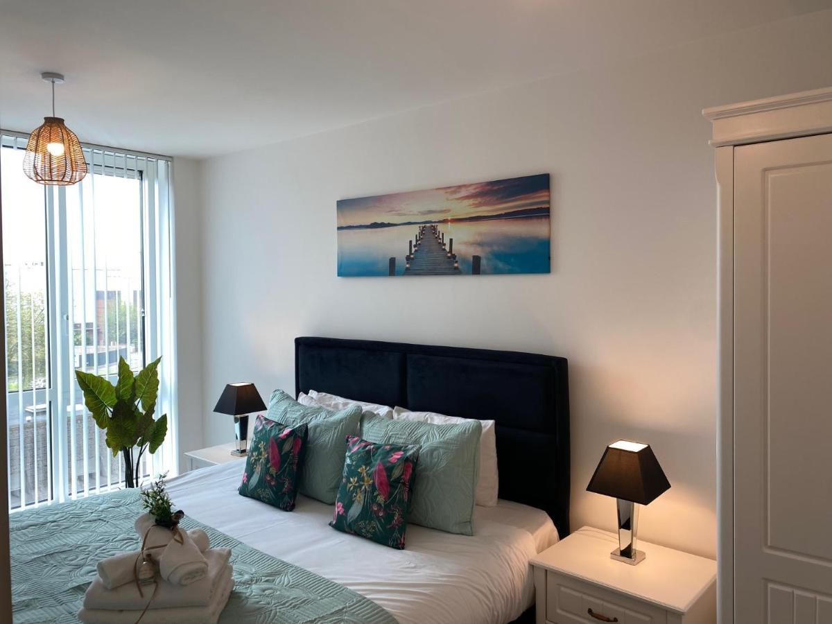 Berks Luxury Serviced Apartments , Free Parking, Free Gym And Free Wifi Bracknell Buitenkant foto